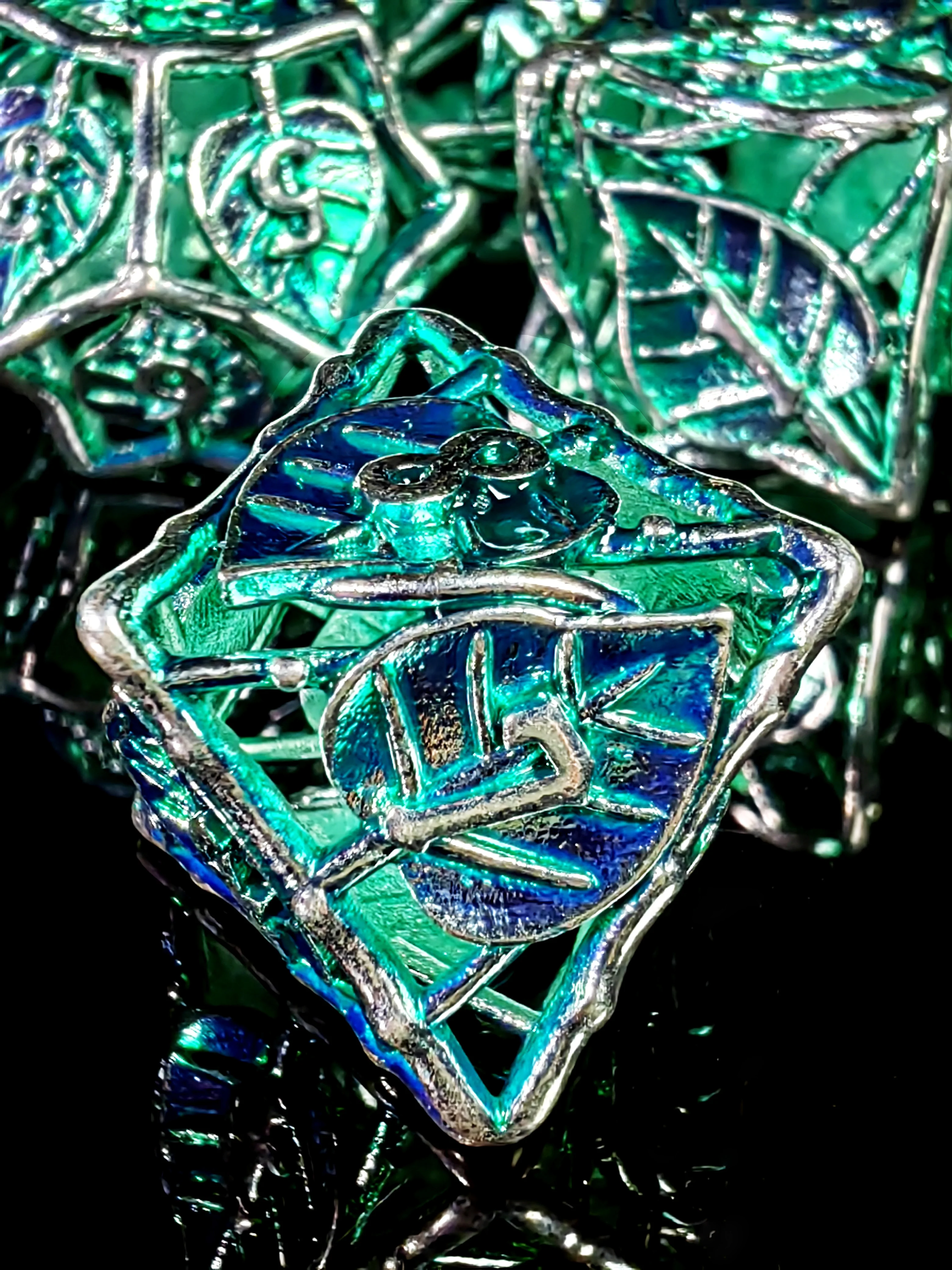 dnd dice set 7 piece zinc alloy metal dice with leaf pattern, green base silver numbers for rpg, dungeons & dragons